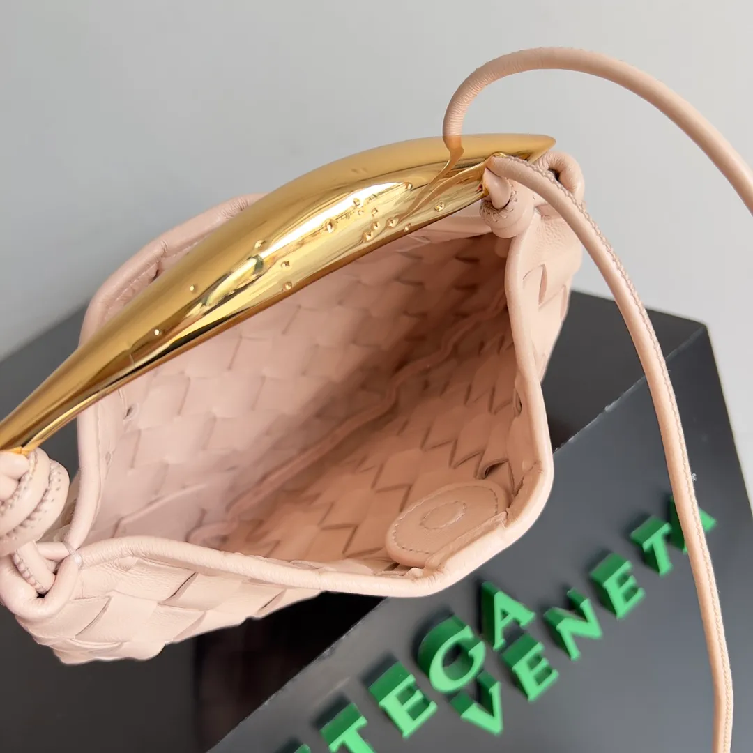 Batch of 1260 BV Mini Sardine is coming‼ ️Super high-end, stainless steel hardware + 24k real gold plating process, fish scales (concave and convex positions) are the finishing touch, the sardine bag that can be carried cross-body is completely beautiful to the heart. The metal element handle and the weaving are perfectly combined to completely integrate the artistic sense and elegance and fashion. It is really like a work of art🏺The large size is elegant, the small size is exquisite and cute, a must-have item for fashionistas, and the details are perfectly reproduced. Style number: 744267 Size 20*12*2.5